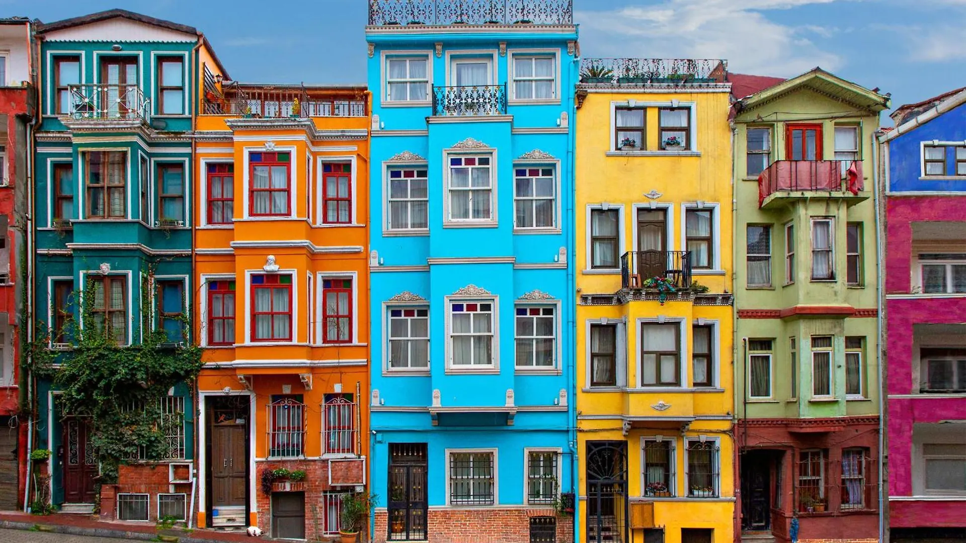 Istanbul Old City Colorful Houses Balat Petrion Hotel Türkiye